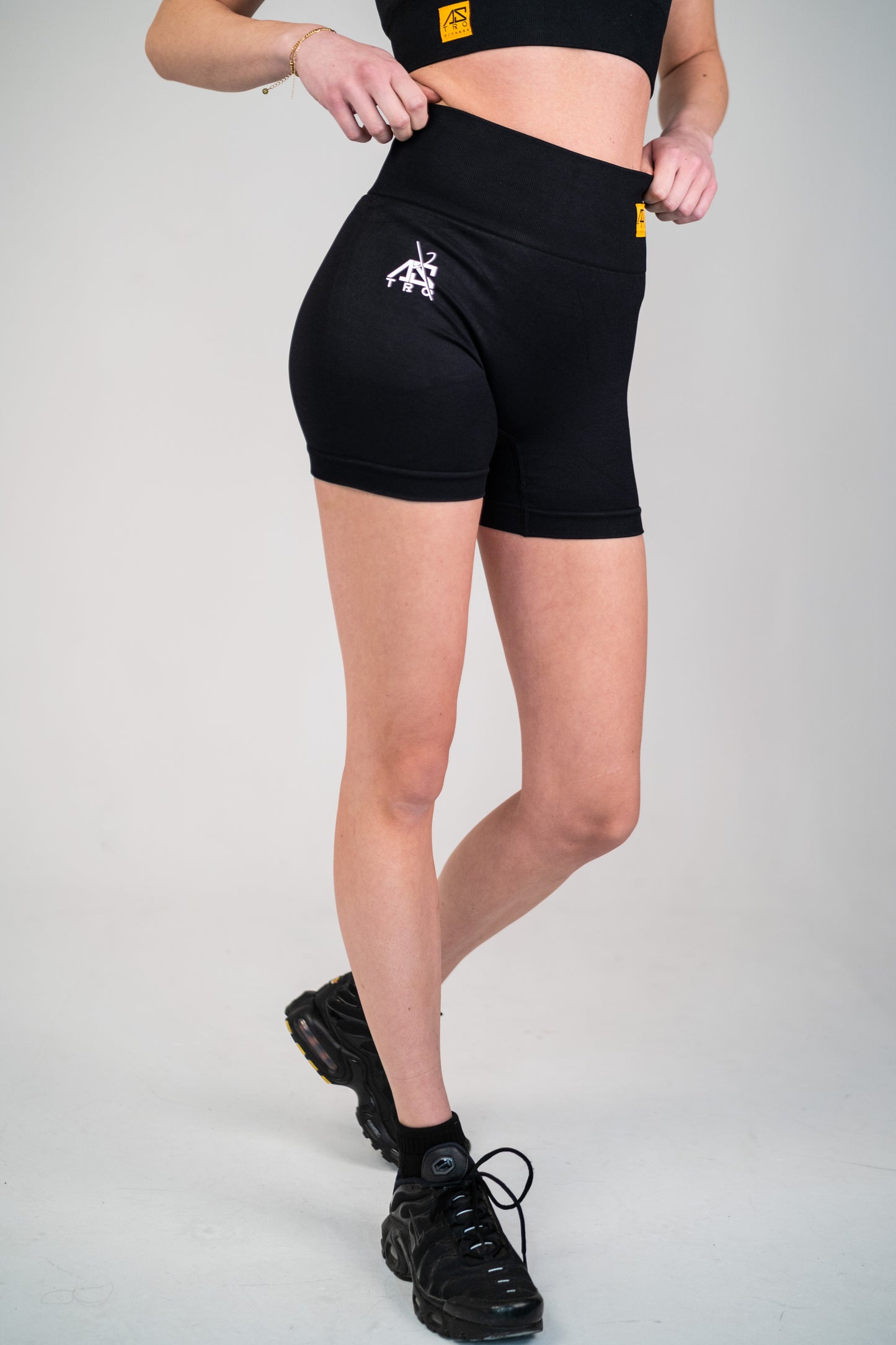 Lift counter seamless shorts